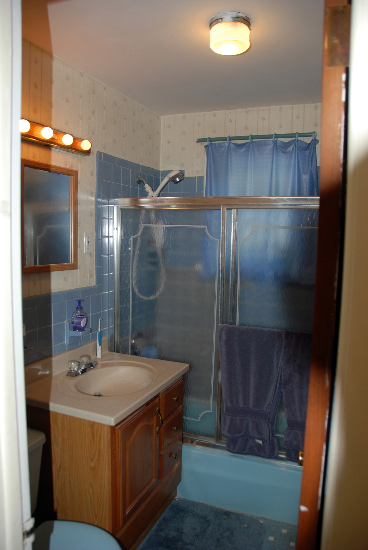 Second floor bathroom 02