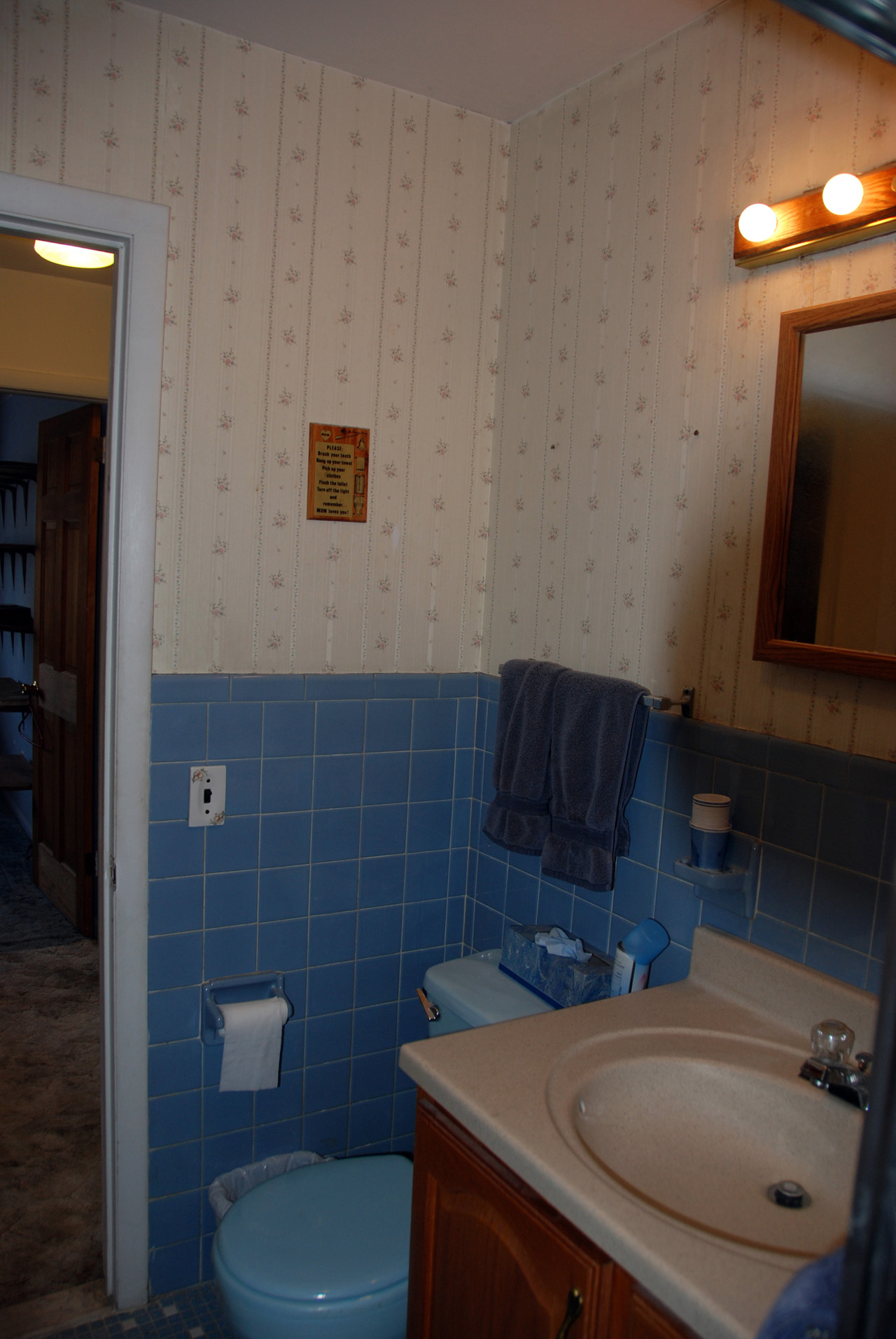 Second floor bathroom 04
