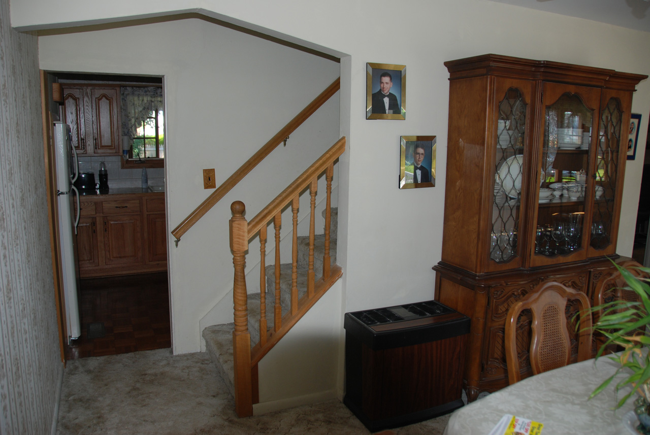Second floor stairway 01