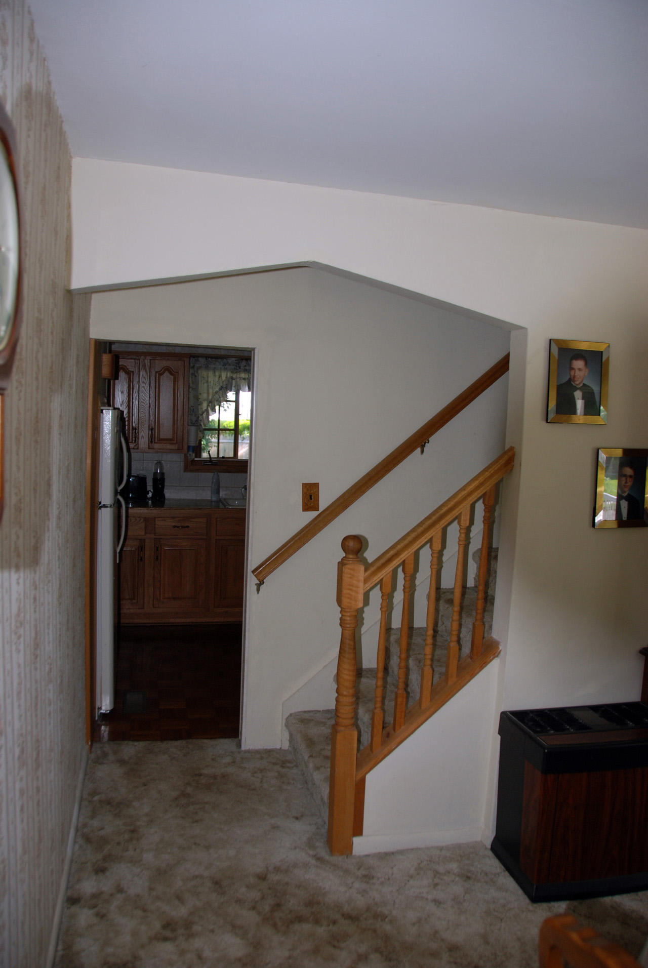 Second floor stairway 02