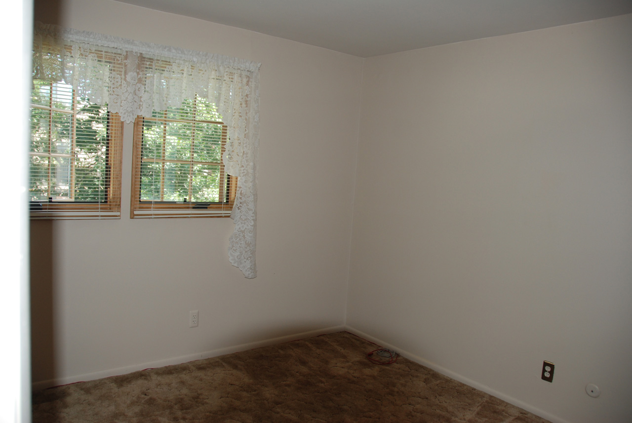 Spare bedroom 04
